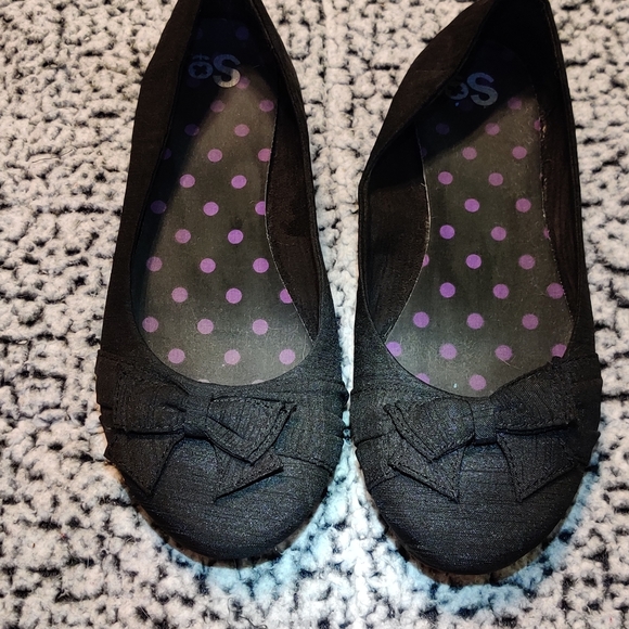 SO black flats